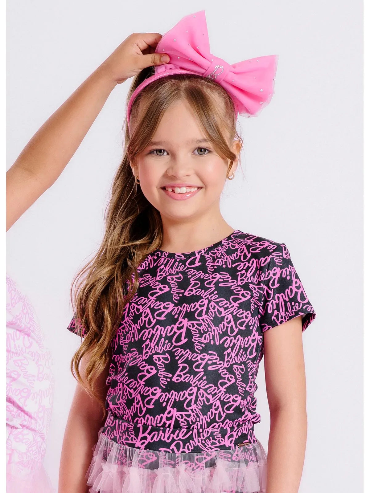 Blusa Light Manga Curta Estampada Barbie Pituchinhus Barbie Fundo Preto - BambolePetit
